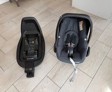 Maxi-Cosi infant car seat and base - excellent condition