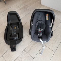 Maxi-Cosi infant car seat and base - excellent condition