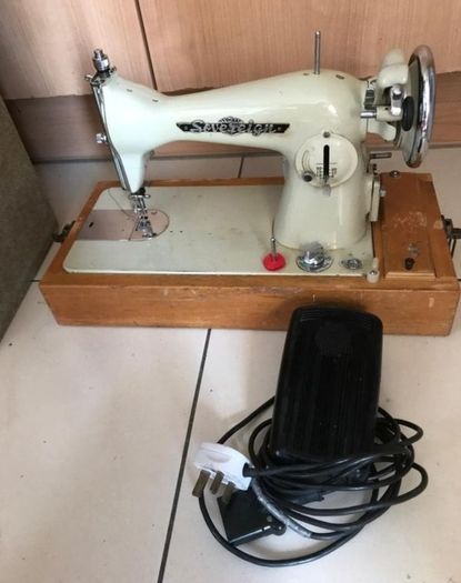 2 Sewing Machine one does zigzag right side main photo the other in left straight only just need a. Puller.  Both working
