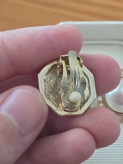 1980's Gold Tone Pearl Clip on Earrings