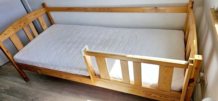 Solid pine kids bed