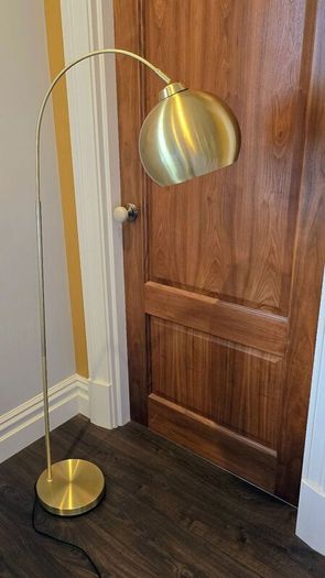 Gold arc free standing lamp