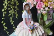 Royal Doulton Lady Figurine "Daydreams"