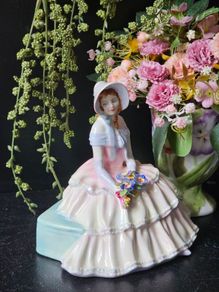 Royal Doulton Lady Figurine "Daydreams"