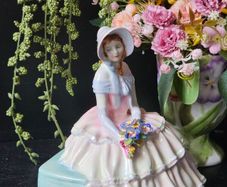 Royal Doulton Lady Figurine "Daydreams"