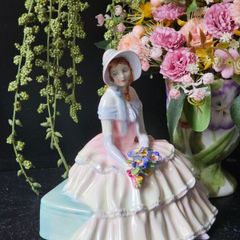 Royal Doulton Lady Figurine "Daydreams"