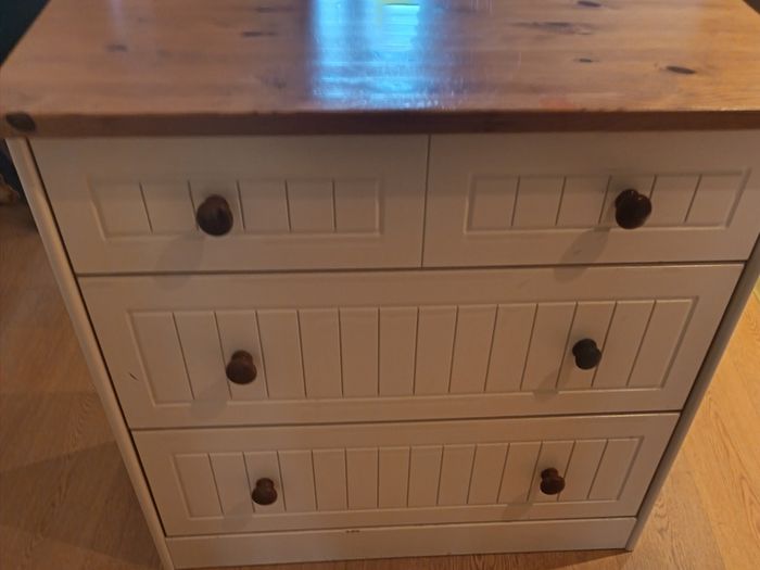 chest of drawers