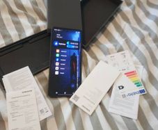 samsung z flip 7 512 gb 99% battery 12 RAM
