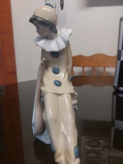 Nao by Lladro Figurine ' Wandering minstrel ' clown with Mandolin (MD50)