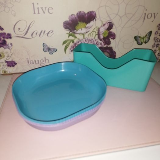 Set of plastic plates with storage holder