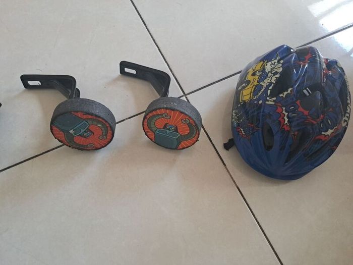 Kids bike helmet & stabilisers