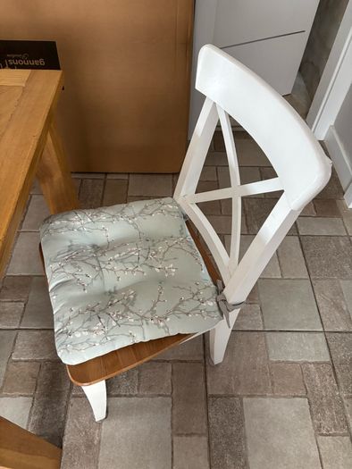table & chairs