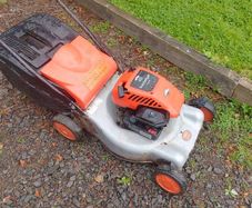 Self propelled petrol lawnmower