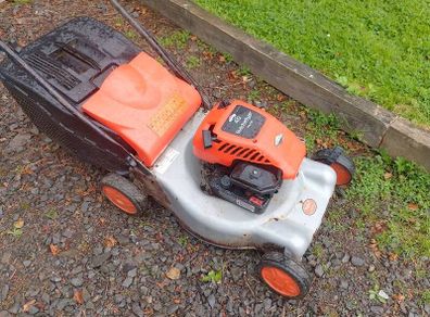 Self propelled petrol lawnmower
