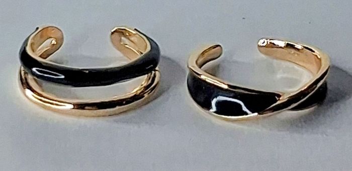 A Pair of Black Oil Drip Rings with Open Ring & Twist Ribbon Ring