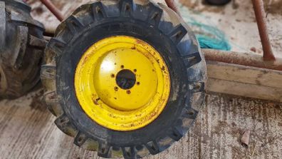 Trailer Stub axles with wheels