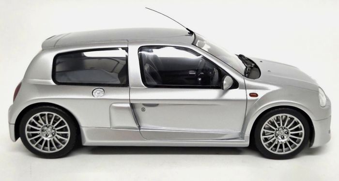 Renault Clio V6 Phase 1 2001 - 1/18 - NEW in BOX