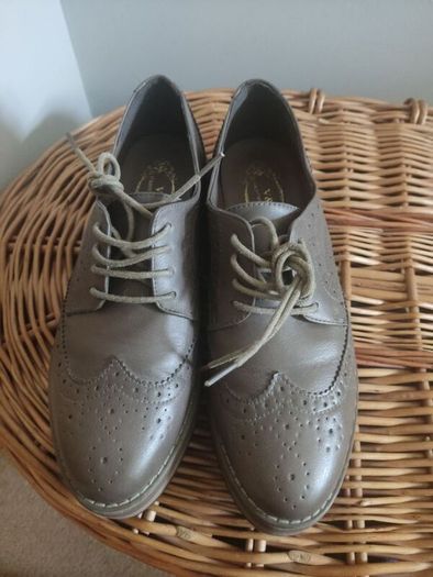 Elegant platform laceup shoes