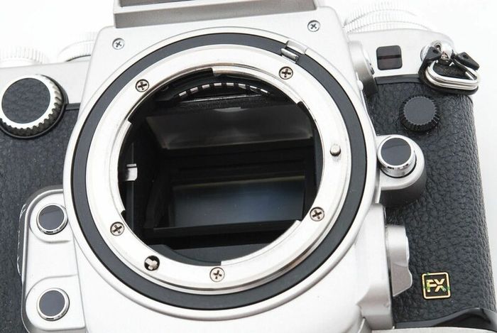 Nikon Df Fx Silver 16.2mp Digital SLR Body + Nikon 85mm f1.8 D lens