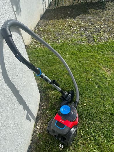 Philips PowerPro Compact bagless vacuum cleaner