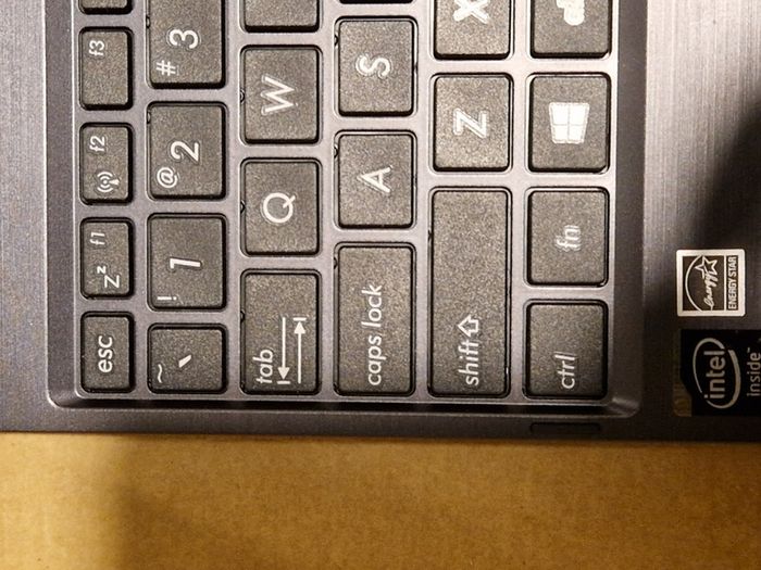ASUS LaptopTablet CN9935, Windows 8, 2GB Ram 64GB HDD, Intel Atom CPU Z3740 1.33GHz in excellent condition