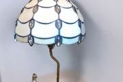 Lovely Tiffany style lamp with glass shade