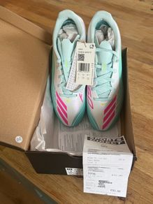 BNWT Girls football boots UK5.5