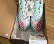 BNWT Girls football boots UK5.5