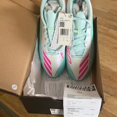 BNWT Girls football boots UK5.5