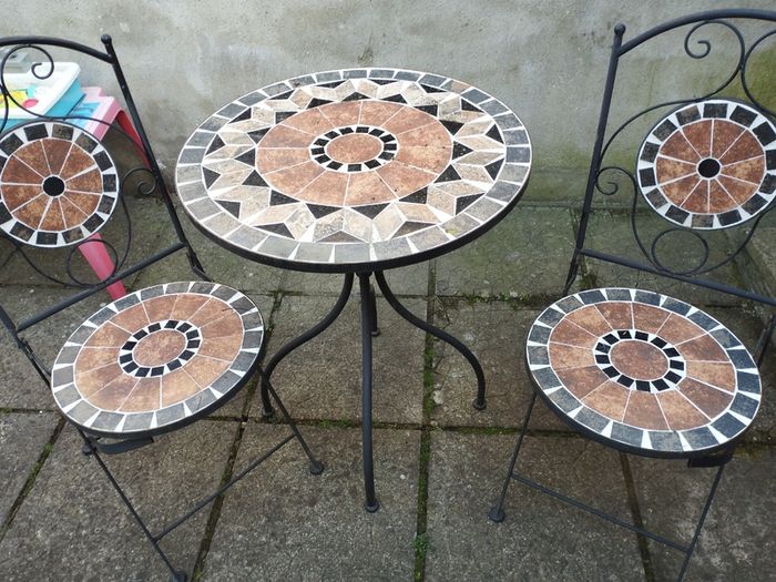garden table with chairs