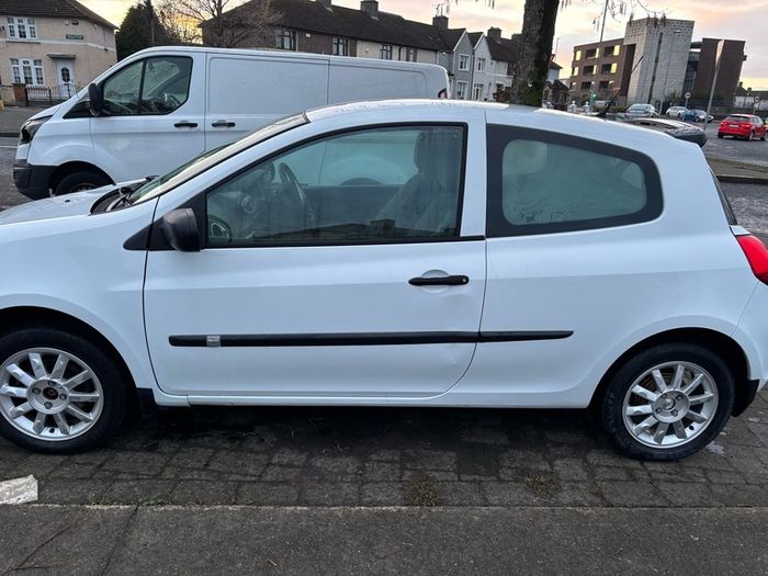 White Renault Clio 2012