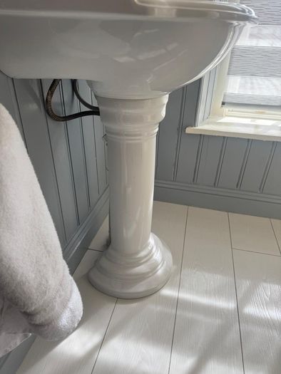 Elegant Traditional Pedestal Sink With Quality Chrome Taps