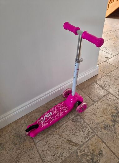 Pink 3 wheel light up  scooter