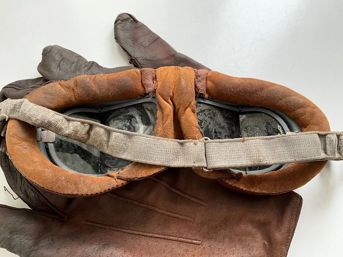 Rare WW2 RAF special duties aircrew grouping of Mk viii flying goggles and leather flying gloves