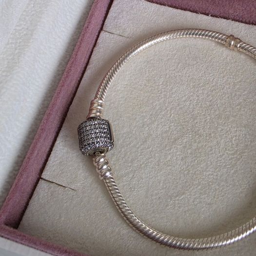 Pandora bracelet Pave claps size 18.5cm for the right size please check the last photos