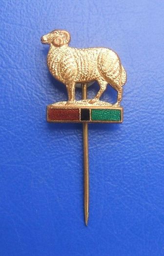 YOUNGS RAM BREWERY (Wandsworth, London) - promotional enamel stickpin badge (1950's / 1960's)