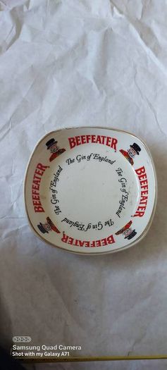 beefeater gin of England, advertising ashtray,,used good condition,,,buyer collects or pays postage thank you,,take as is ,,collectors item with smoking bans