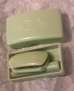 vintage boxed bakelite razor, see my other vintage razor's