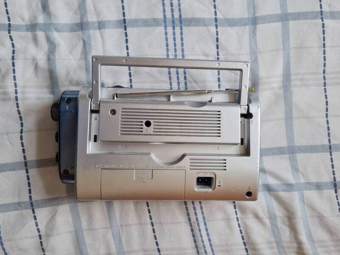 Sony ICF-704l radio player silver works perfectly in excellent condition