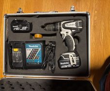 Set of Makita drill charger and 2 batteries