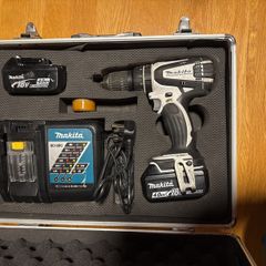 Set of Makita drill charger and 2 batteries