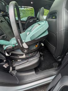 Maxi Cosi car seat with swivel isofix base