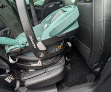 Maxi Cosi car seat with swivel isofix base