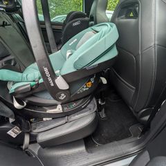 Maxi Cosi car seat with swivel isofix base