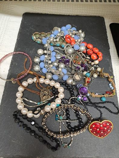 Various jewellery pieces