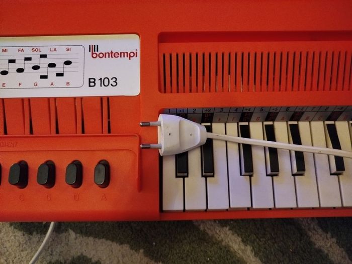 Bontempi B103 vintage fan / chord organ keyboard - BROKEN