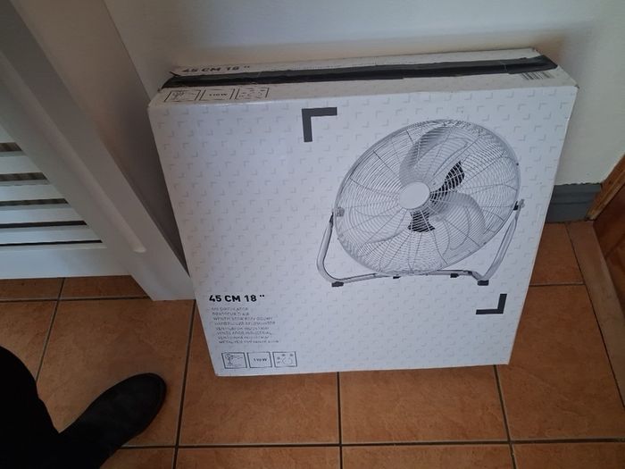 Floor Fan 45 cm, adjustable tilt. 3 speed chrome finish.