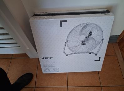 Floor Fan 45 cm, adjustable tilt. 3 speed chrome finish.