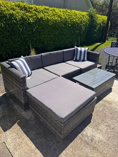 1 year old rattan sofa set