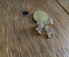 bow brooch